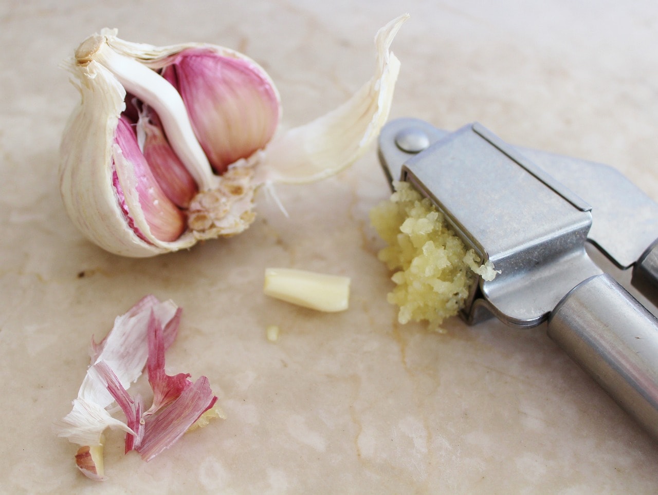 garlic, garlic press, seasoning-635375.jpg